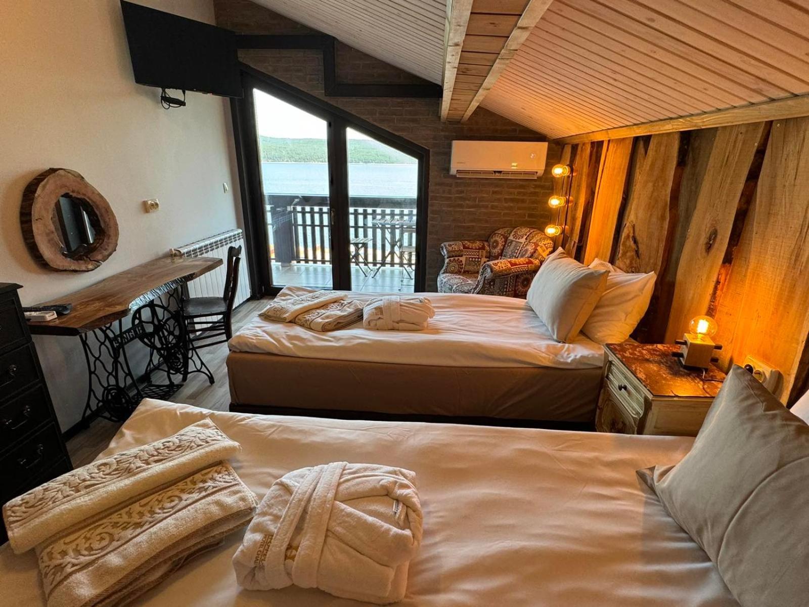 Villa Iskar Lake Residence By Bookvillabg Shtarkelovo Gnezdo ภายนอก รูปภาพ