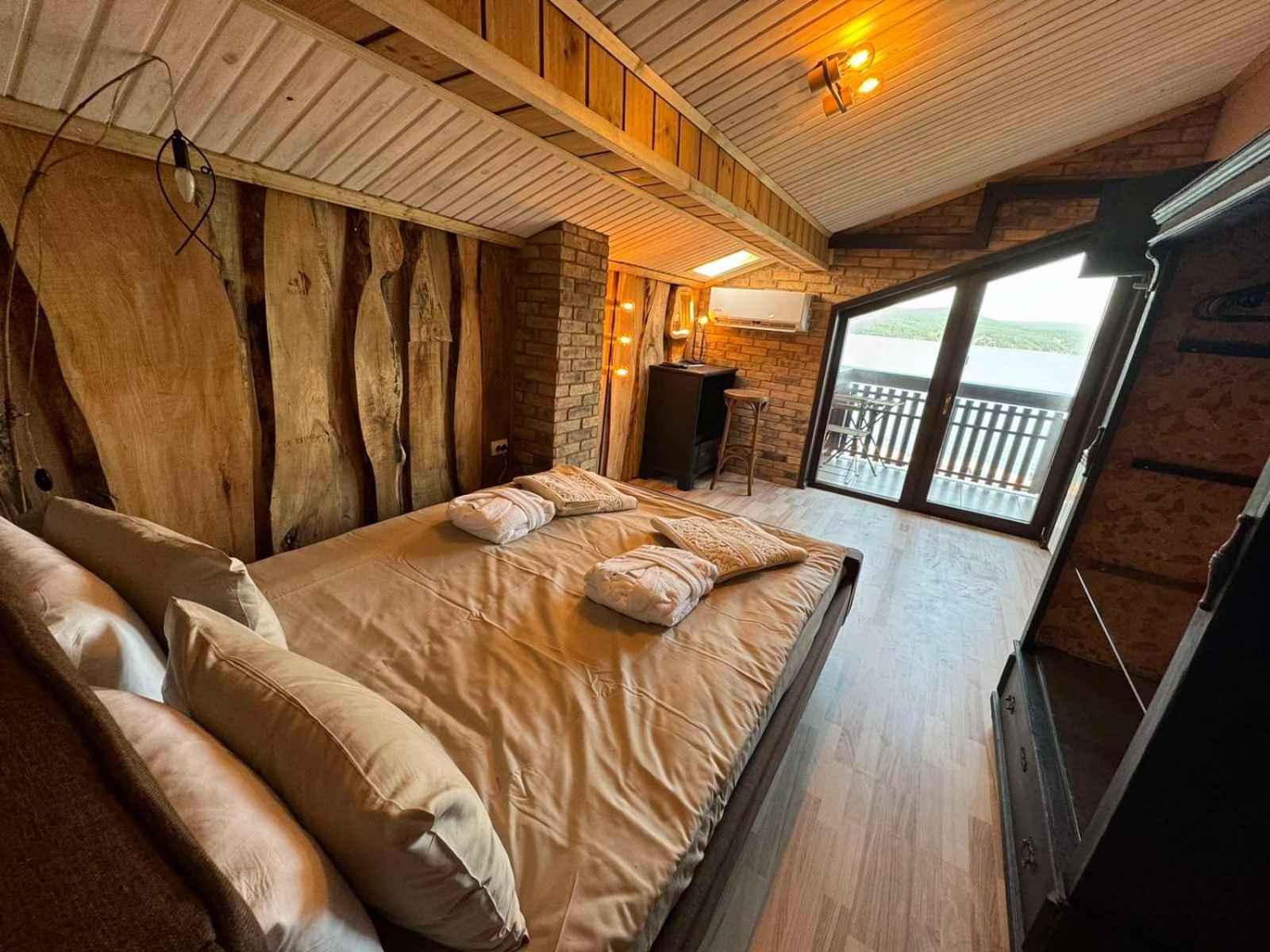 Villa Iskar Lake Residence By Bookvillabg Shtarkelovo Gnezdo ภายนอก รูปภาพ