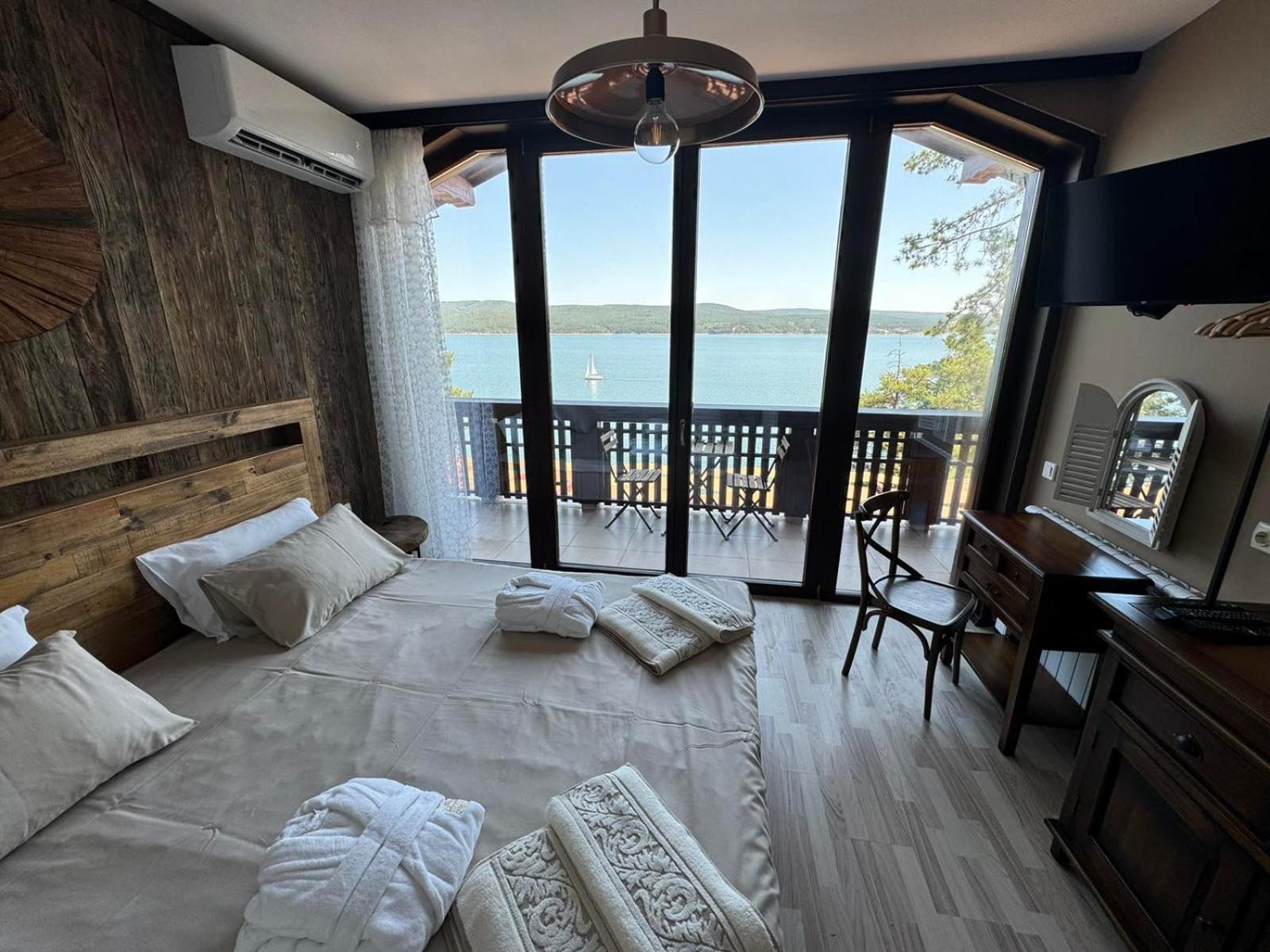 Villa Iskar Lake Residence By Bookvillabg Shtarkelovo Gnezdo ภายนอก รูปภาพ
